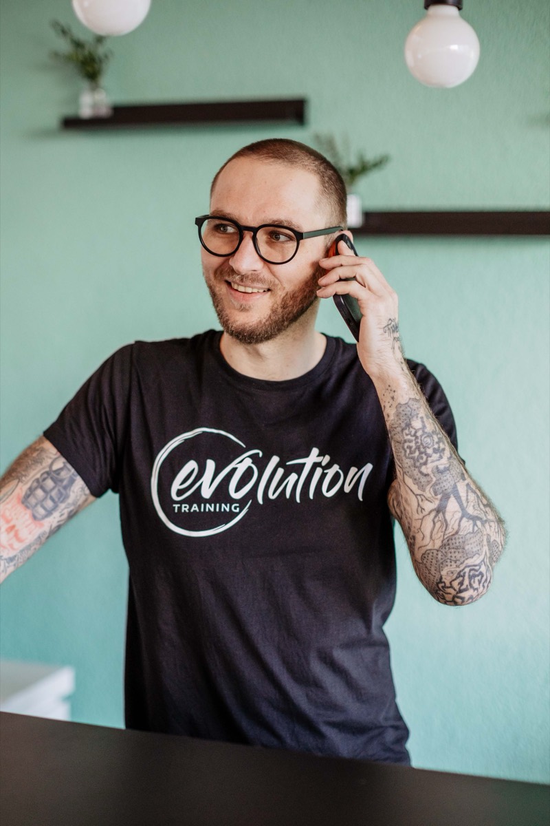 Björn am Telefon – persönlicher Kontakt bei Evolution Training